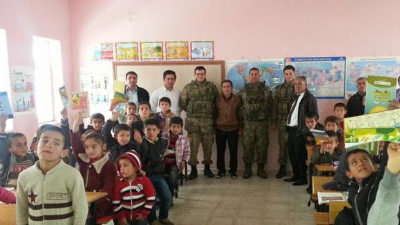 İlçemize bağlı Gelişen ve Ortaklar karakollarında görev yapan askeri yetkili ve personeller ayni bölgedeki okullarımızı ziyaret ettiler.